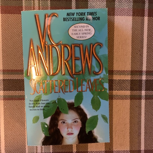 V. C. Andrews 2 book bundle - Picture 8 of 9